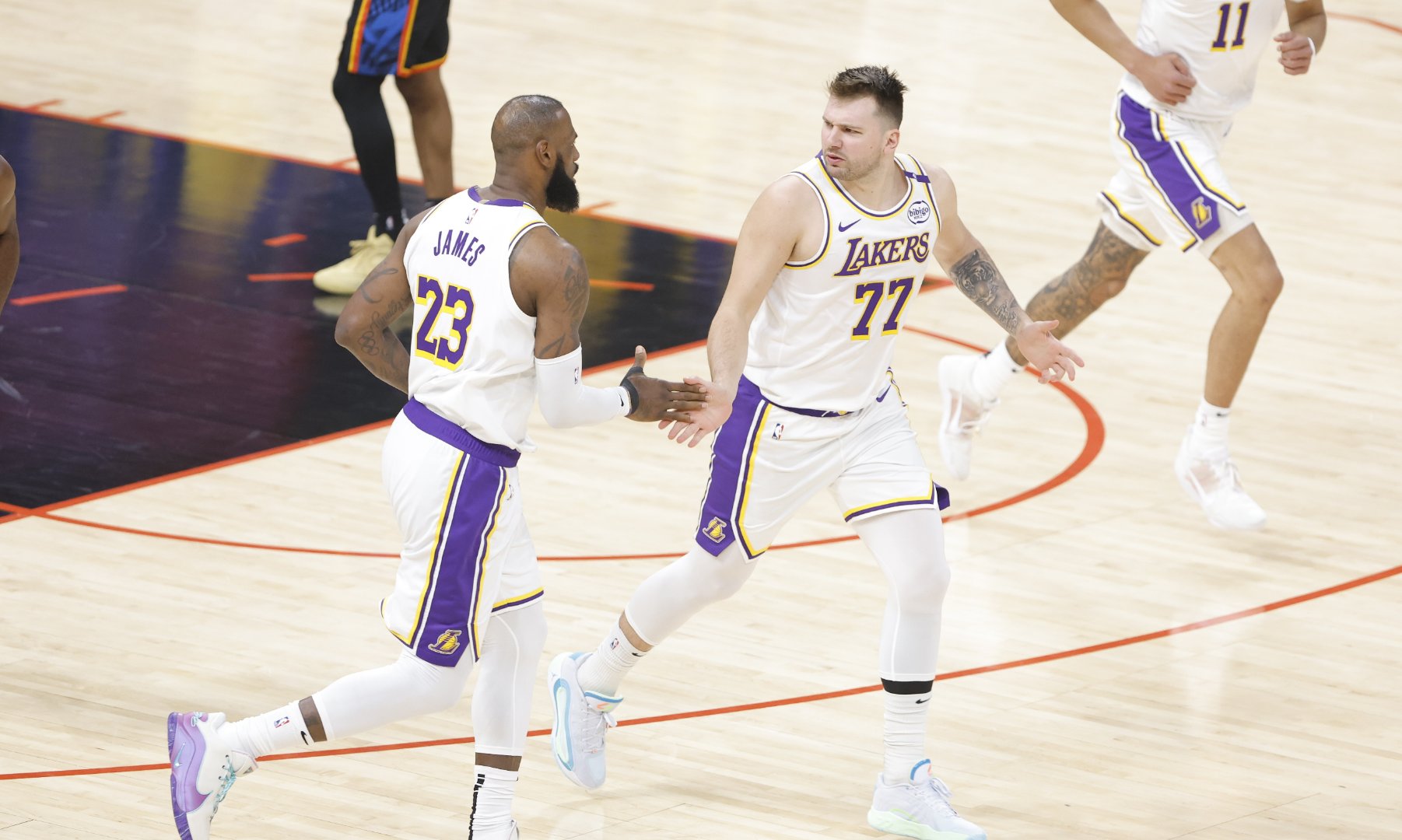 爱游戏体育-东契奇连续二十场比赛得分超过战术调整，老鹰不断突破！