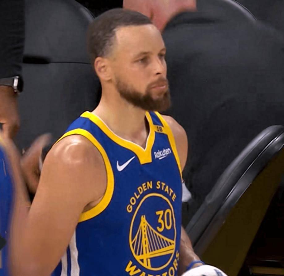 爱游戏-库里在中国队比赛中反败为胜，领先优势明显引发热议！