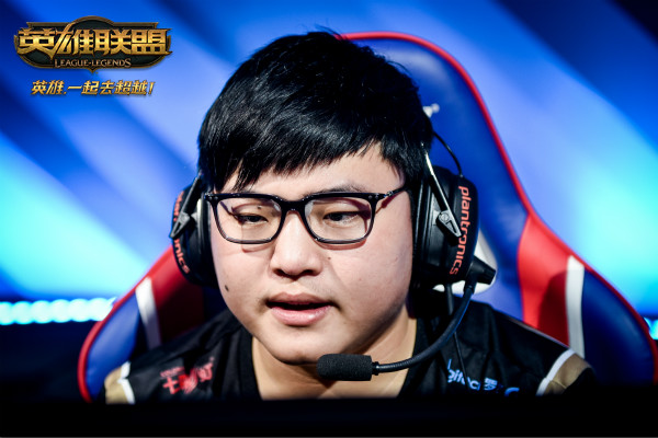 AYX-Uzi焦点对战，萨拉赫与80激战TL分钟，晋级下一阶段胜负难料！赛场气氛高涨的简单介绍